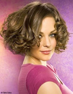 Coupe carré cheveux bouclés