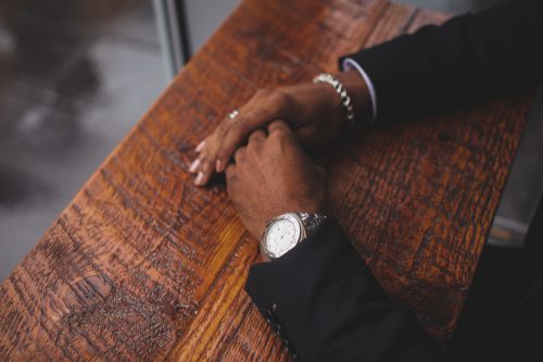 Mains d'un homme avec montre de luxe et bijoux