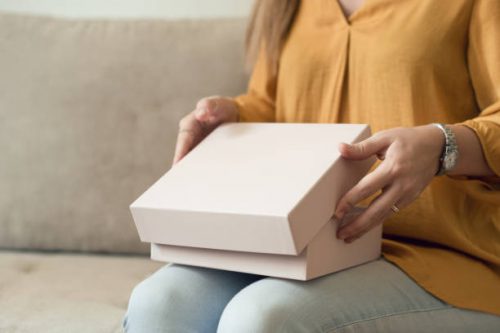 Femme qui ouvre un carton de commande