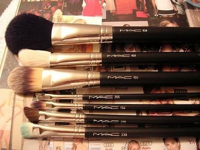 Comment nettoyer ces pinceaux de maquillage MAC?